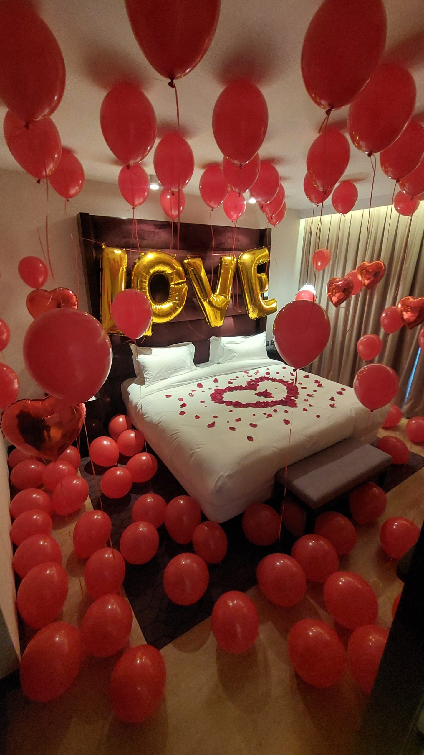 Decoracion con globos habitacion san valentin
