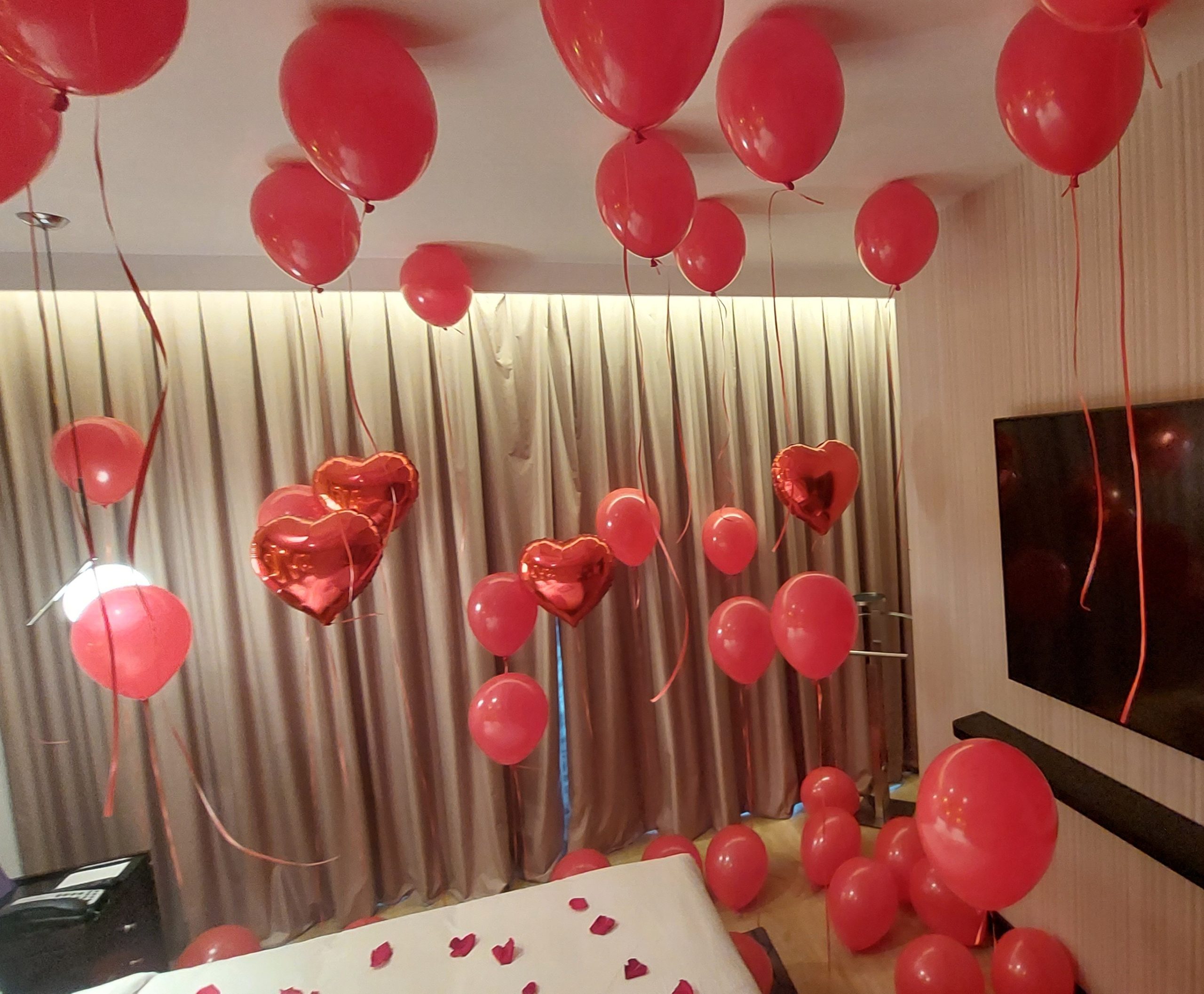Decoracion con globos habitacion san valentin