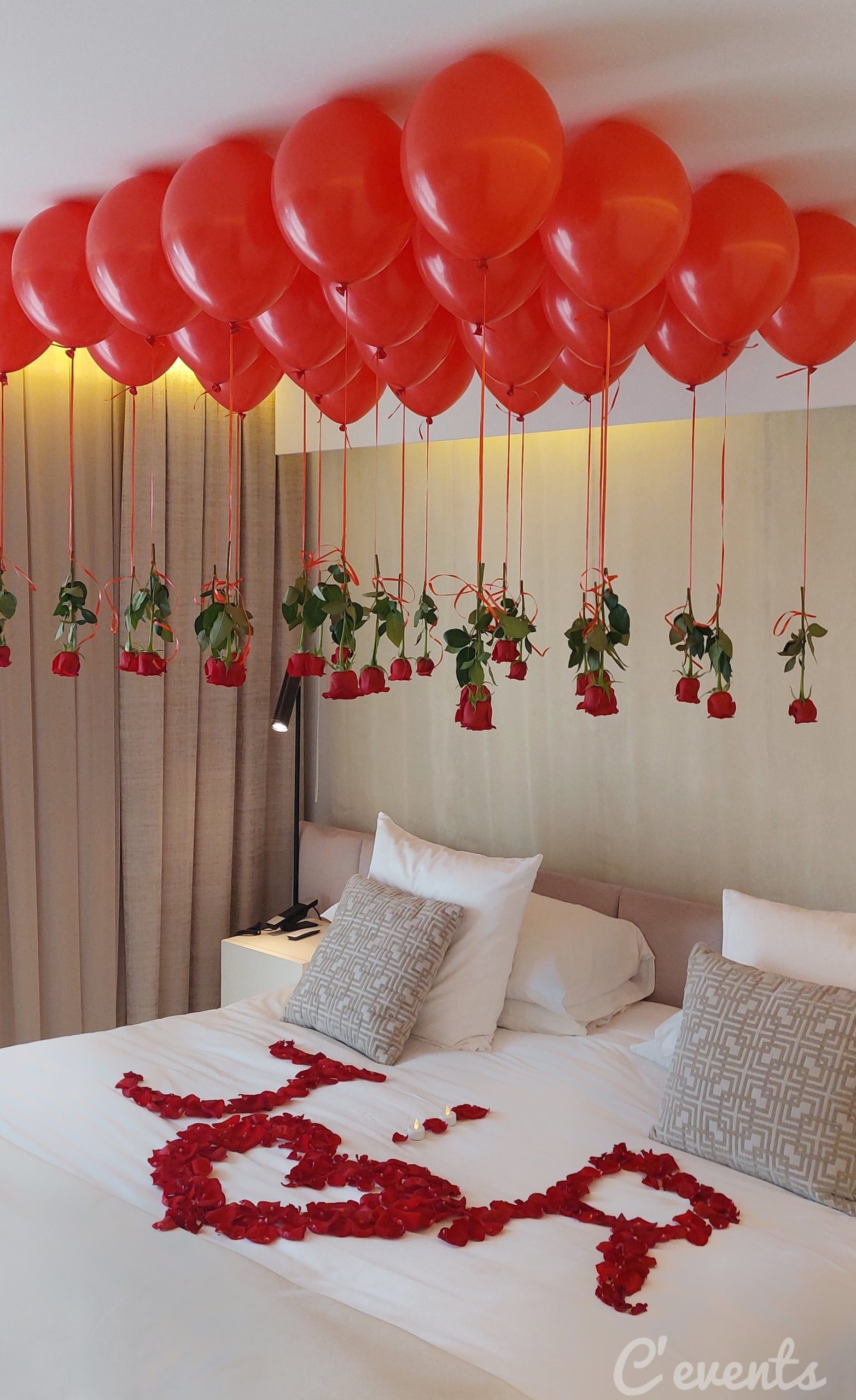 Decoración de habitación con globos y rosas