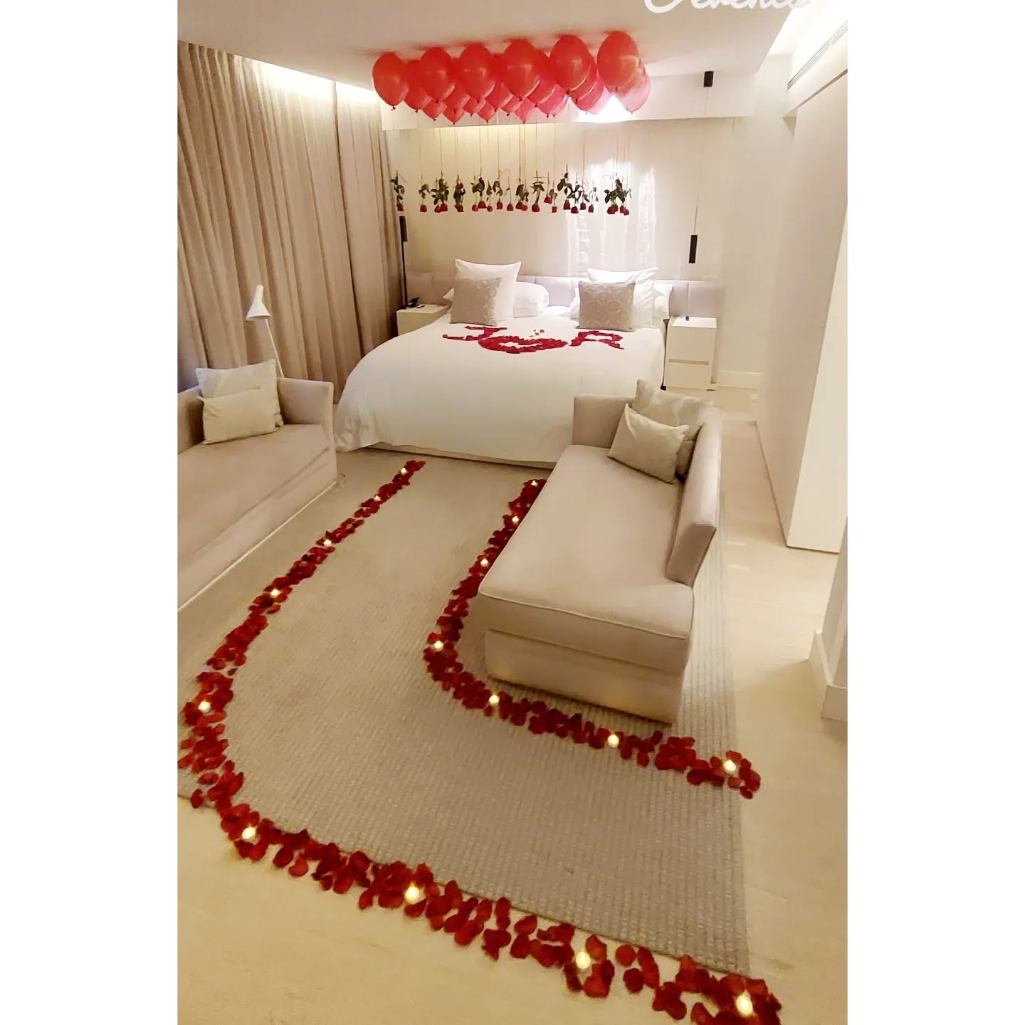 decoracion de habitación con globos y rosas